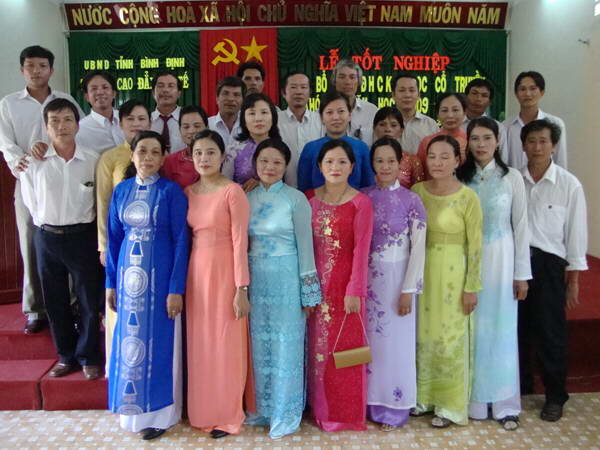 Lớp học chụp hình cùng các thầy cô giáo