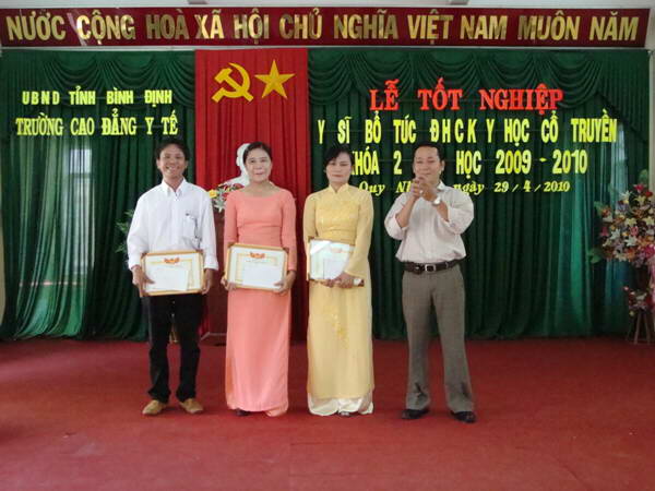 ThS-BS Đỗ Trí Đức trao giấy khên cho các học viên