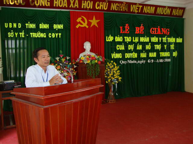 ThS-BS Trần Đình Đạt - Hiệu trưởng nhà trường phát biểu trong buổi Lễ Bế giảng